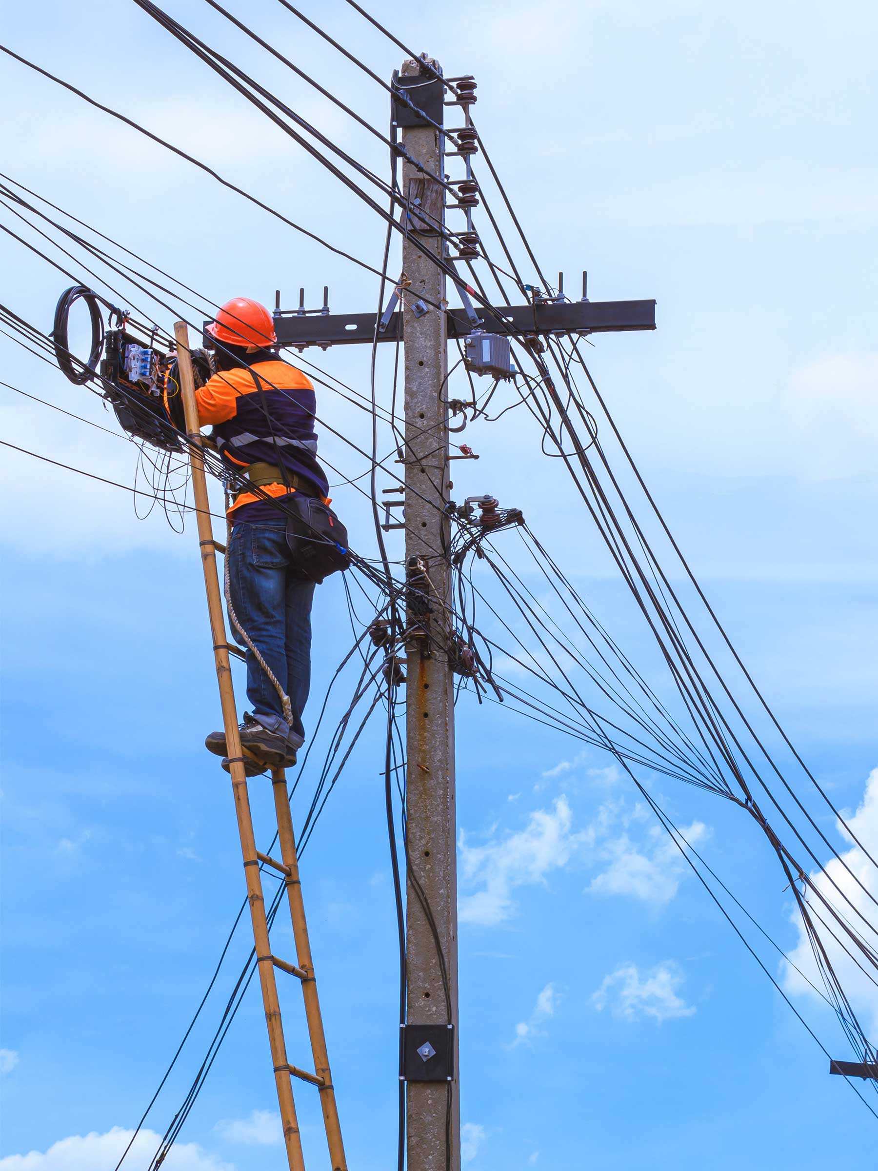 fiber-technician-working-in-splice-cabinet